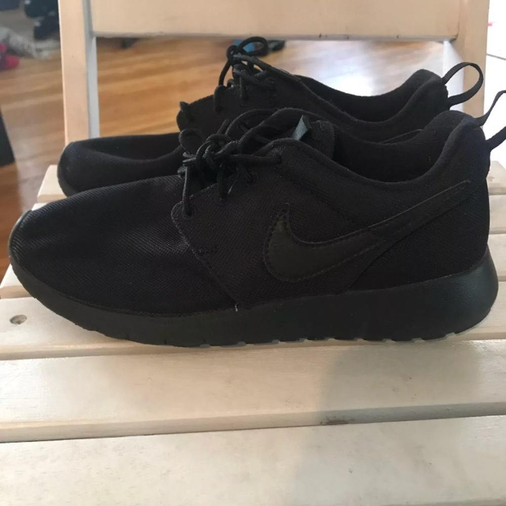 Black nike roshe