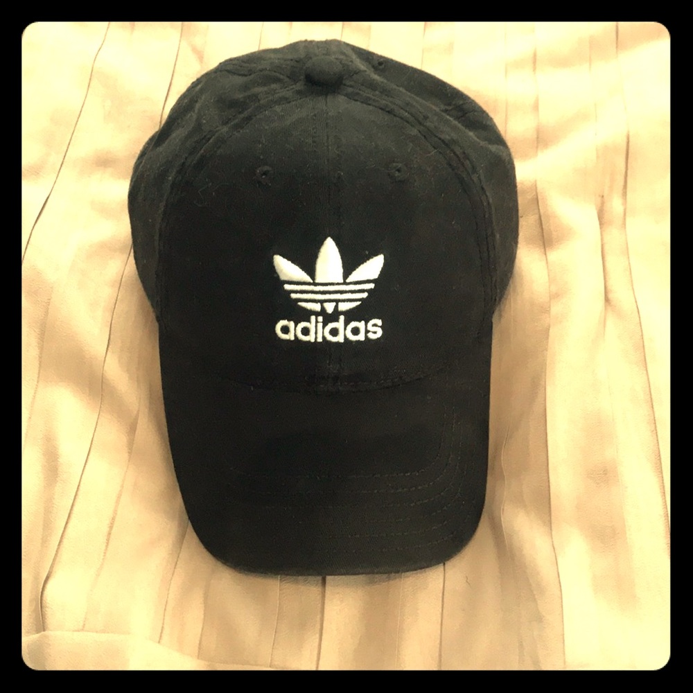 🔥Adidas Dad Hat W/ Vintage Style Logo 🔥