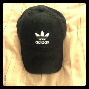 🔥Adidas Dad Hat W/ Vintage Style Logo 🔥
