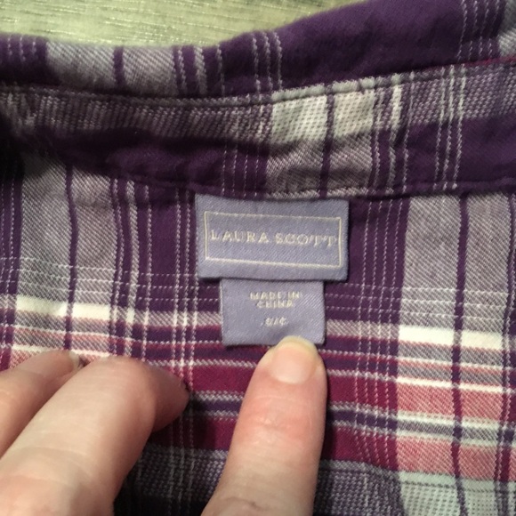 Laura Scott small button down in beautiful purple - Picture 3 of 3