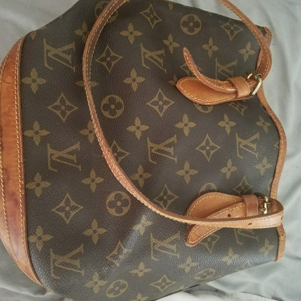 Authentic Louis Vuitton petite Bucket Bag