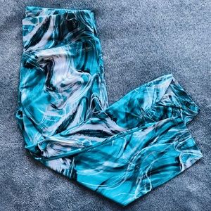 Calvin Klein ocean swirl sports Capri