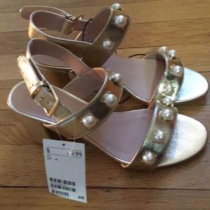 Gold chunk sandal with pearl detail.