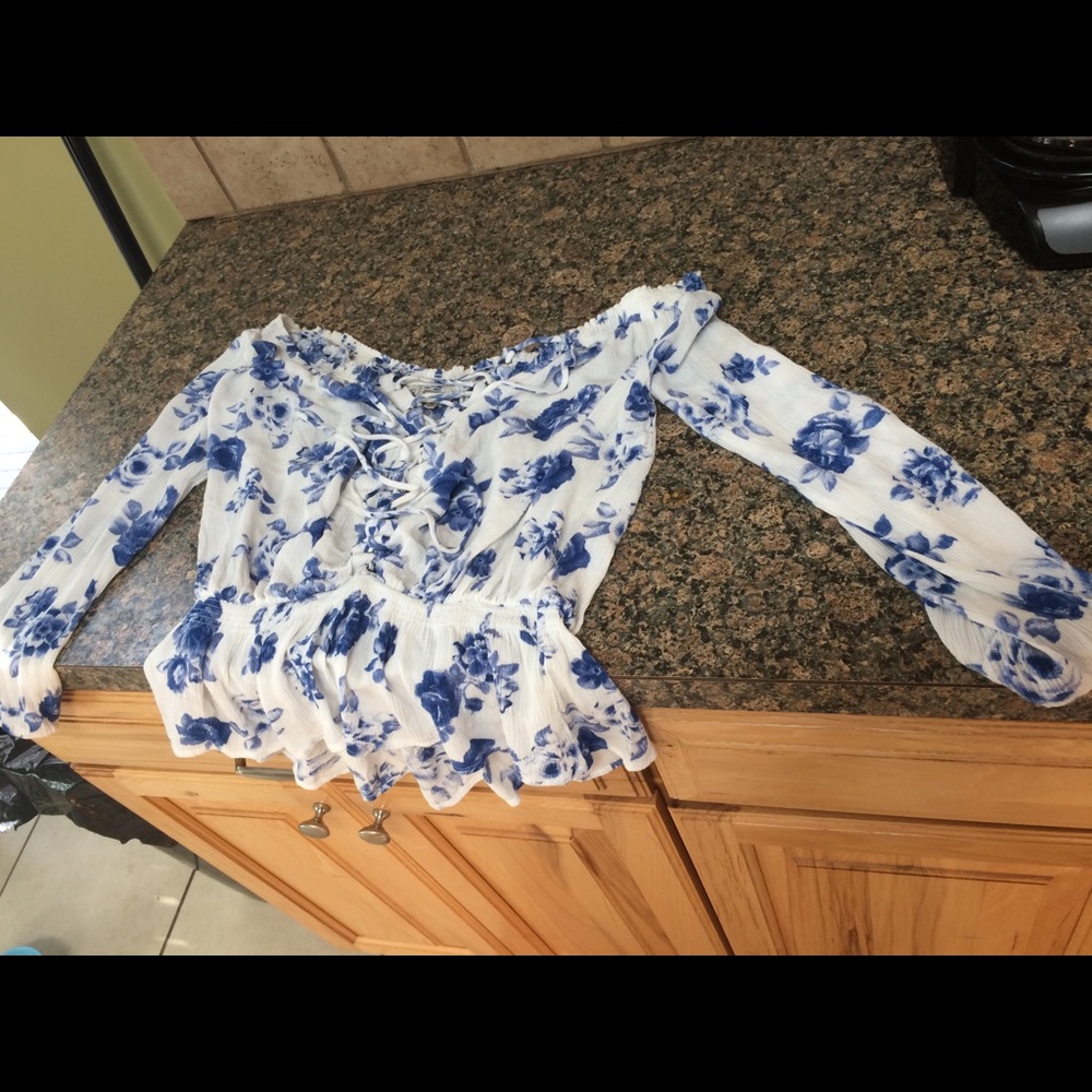 Shoulder blouse