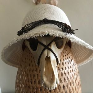 Ivory white Tommy Bahama sun hat ONLY WORN ONCE