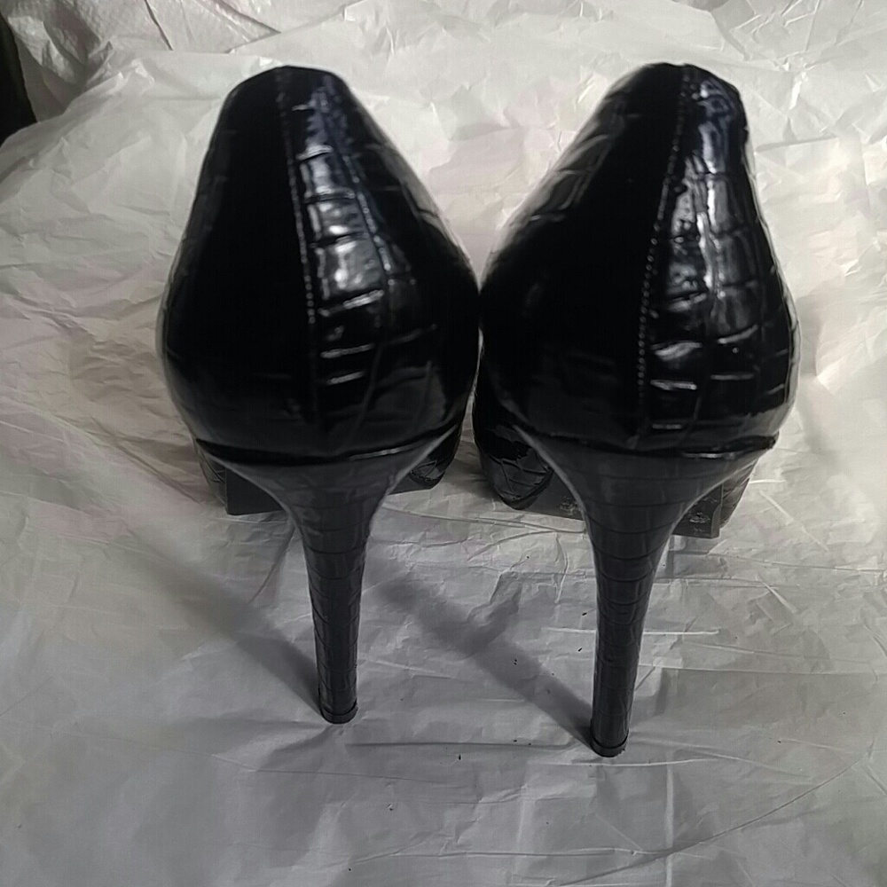Shoes - Picture 3 of 8