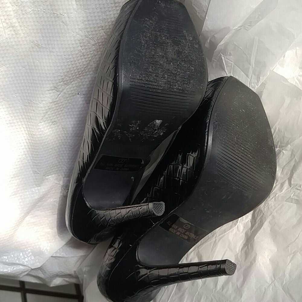 Shoes - Picture 4 of 8