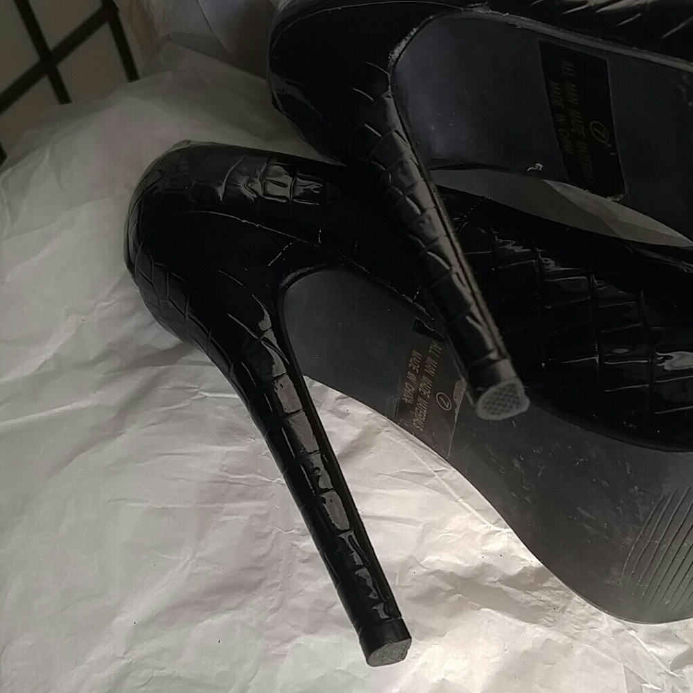 Shoes - Picture 5 of 8