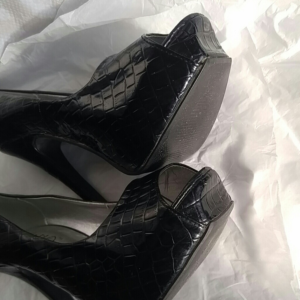 Shoes - Picture 6 of 8