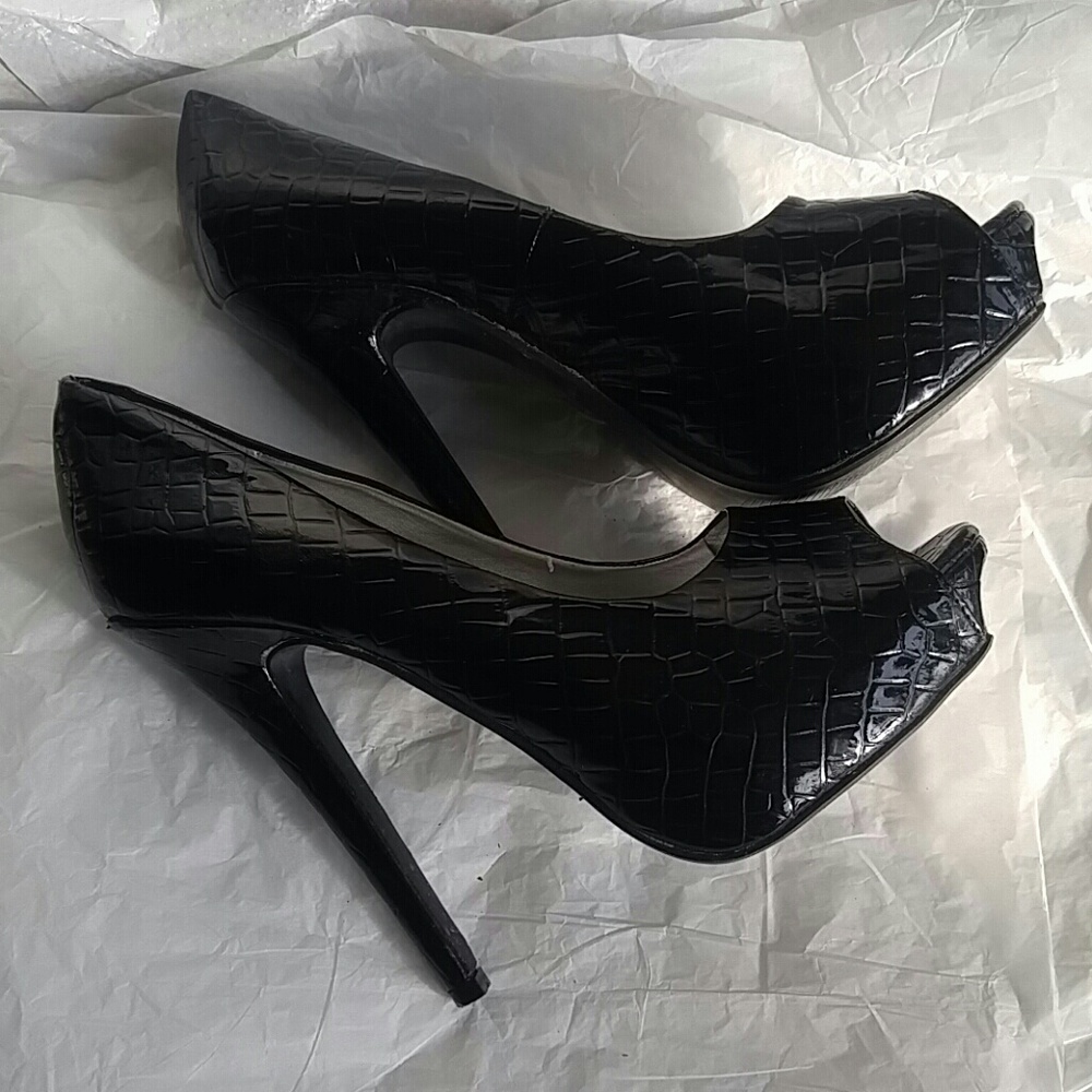 Shoes - Picture 7 of 8