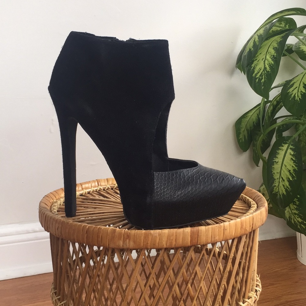 Steve Madden Black Suede w Snake Platform Pumps
