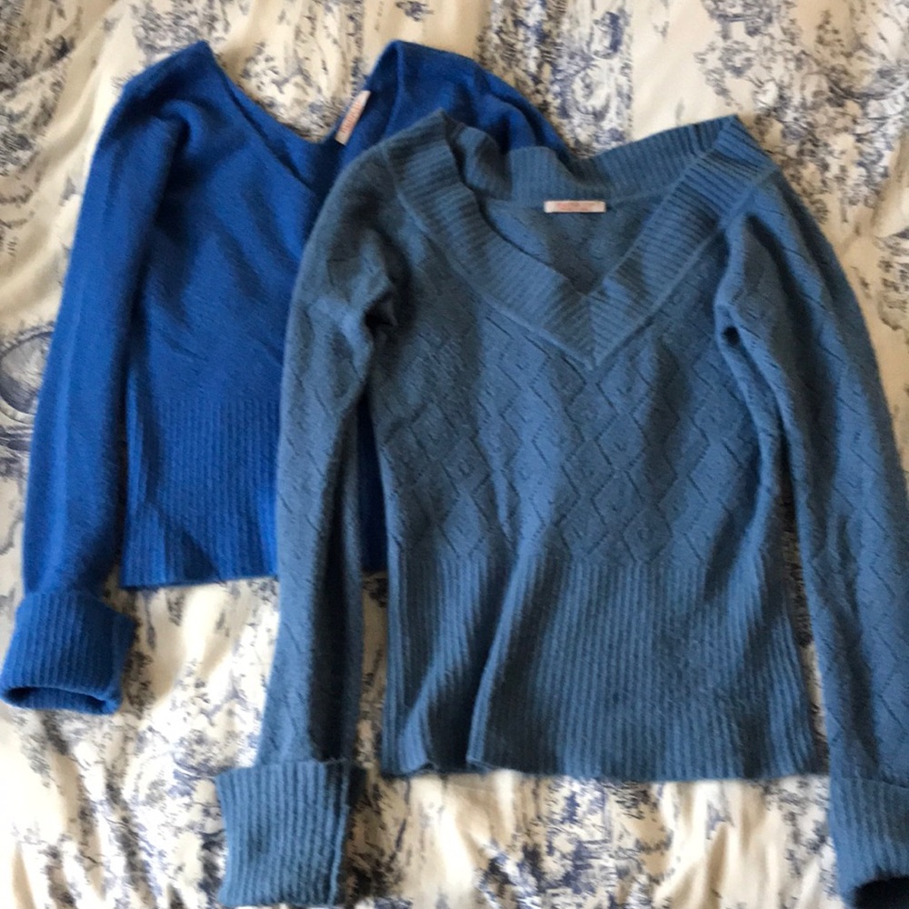 Lot of 2 Italian-made blue sweaters