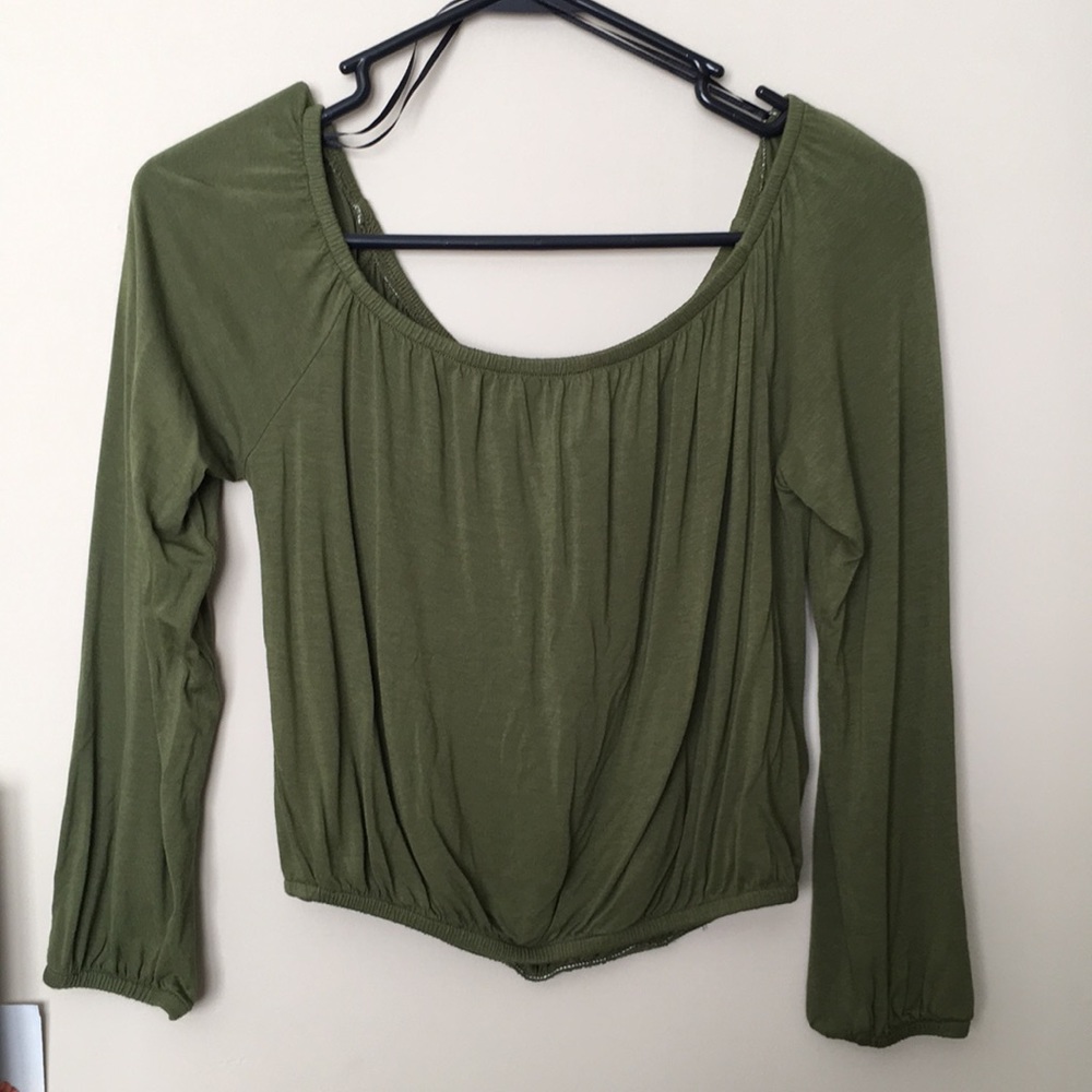 ❄️ NWOT Off Shoulder Top!! ❄️