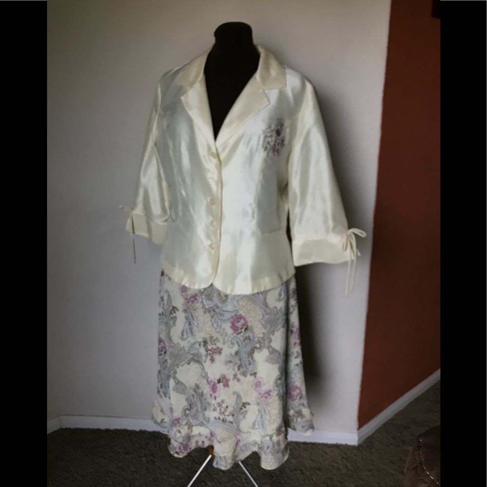 Soft yellow Karin Stevens skirt & jacket