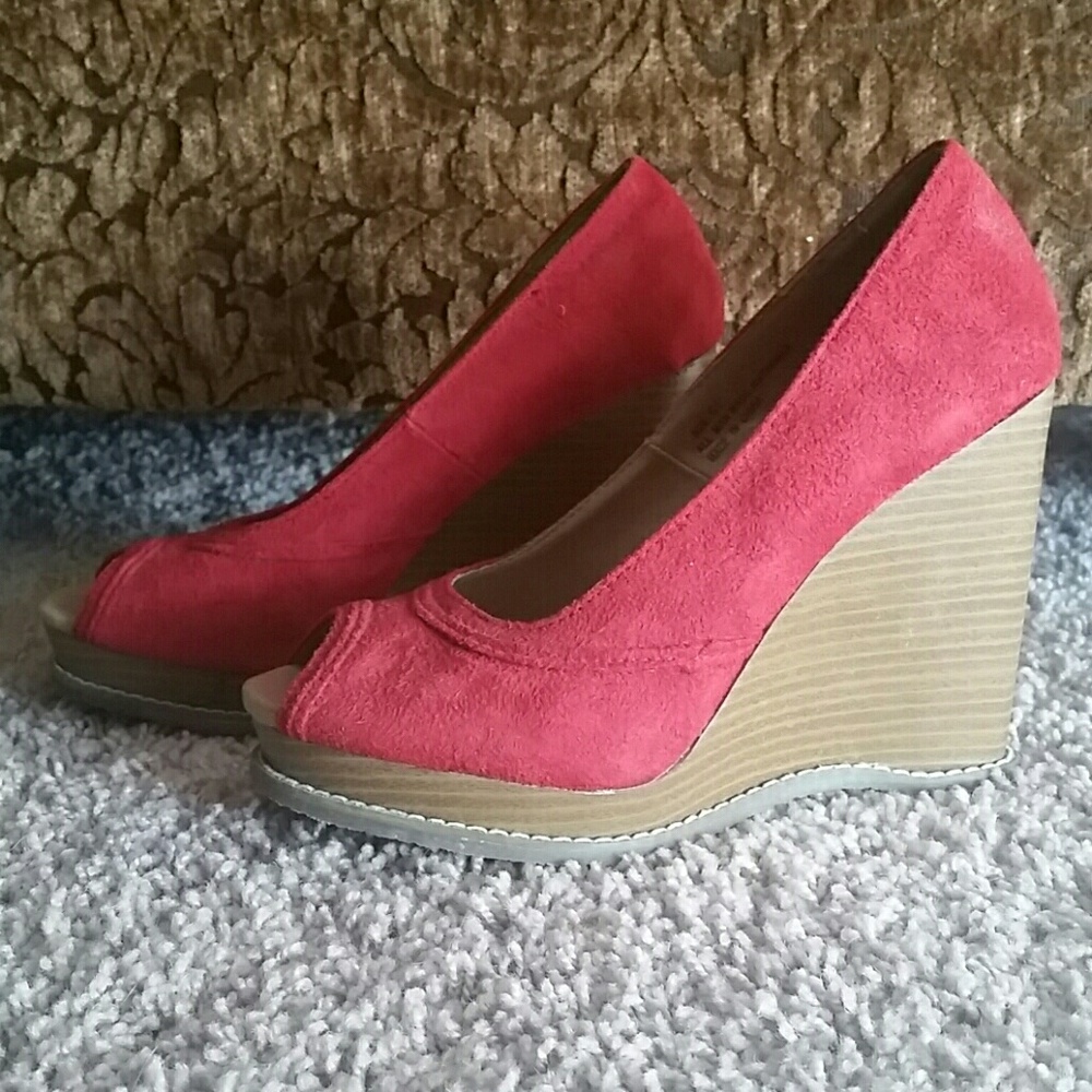 Red peep toe wedge
