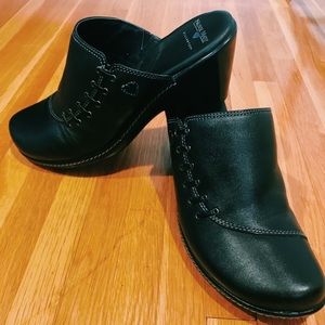 ✨Nurse Mates Black pillow top comfort clogs