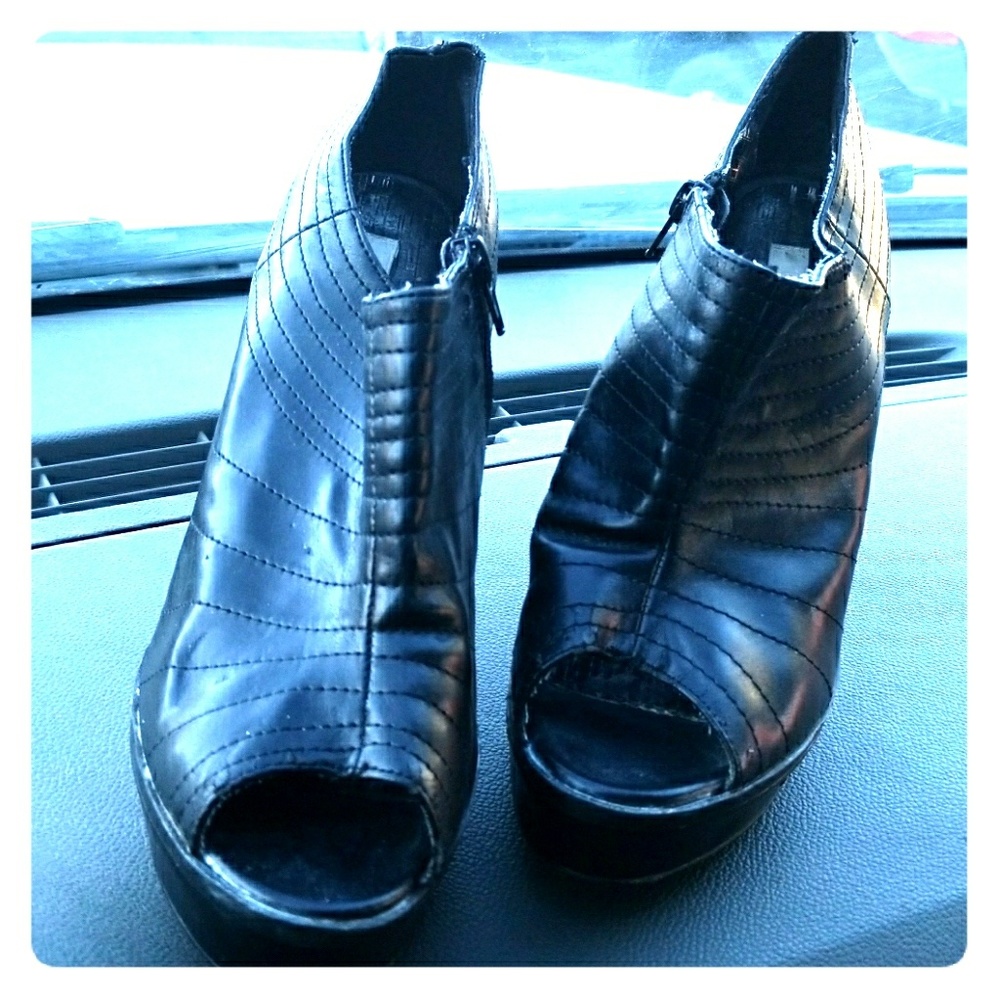 Qupid size 9 peep toe shoes