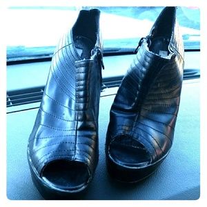 Qupid size 9 peep toe shoes