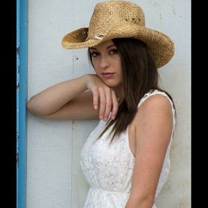 Meet your Posher, Cierra