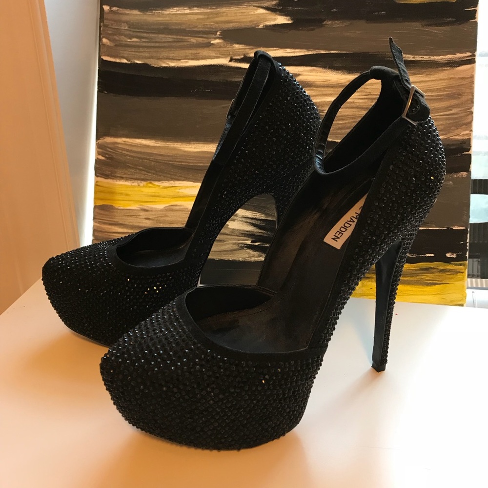 Steve Madden Black Studded Platform Pump