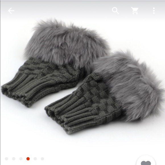 Faux rabbit fur mittens❤️ - Picture 2 of 4