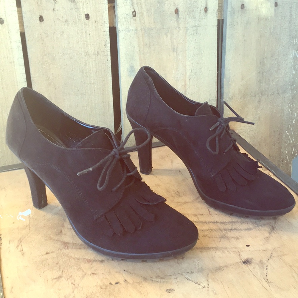 Tahari Black Suede Oxford Heels 8