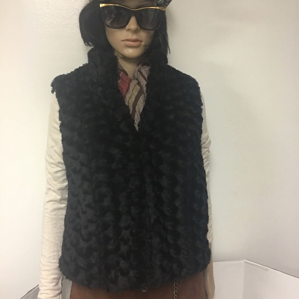 Elle Faux fur textured vest.