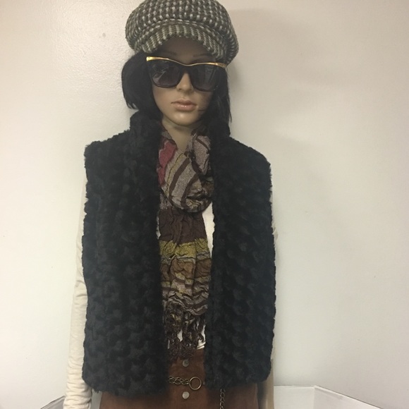 Elle Faux fur textured vest. - Picture 2 of 6