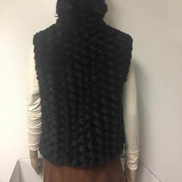 Elle Faux fur textured vest. - Picture 3 of 6