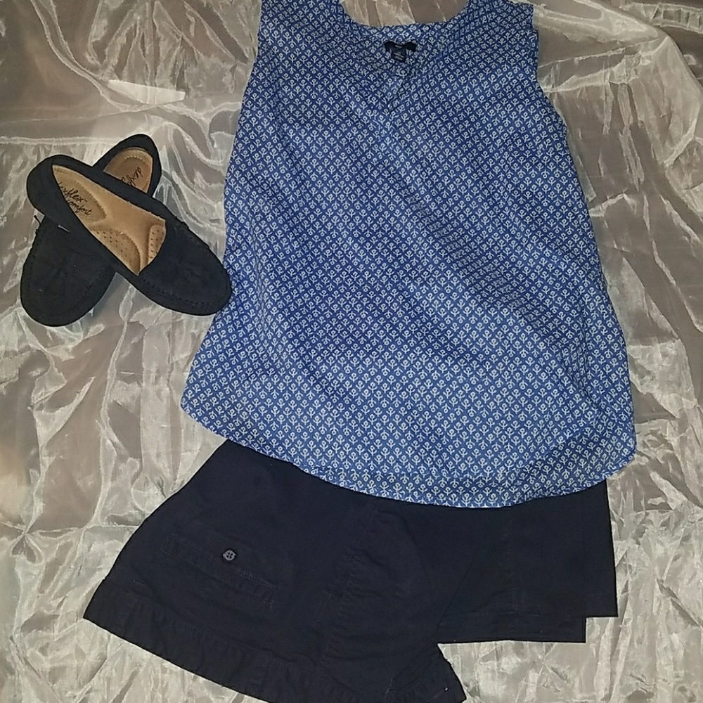 GAP sleeveless Blue and White Floral Blouse
