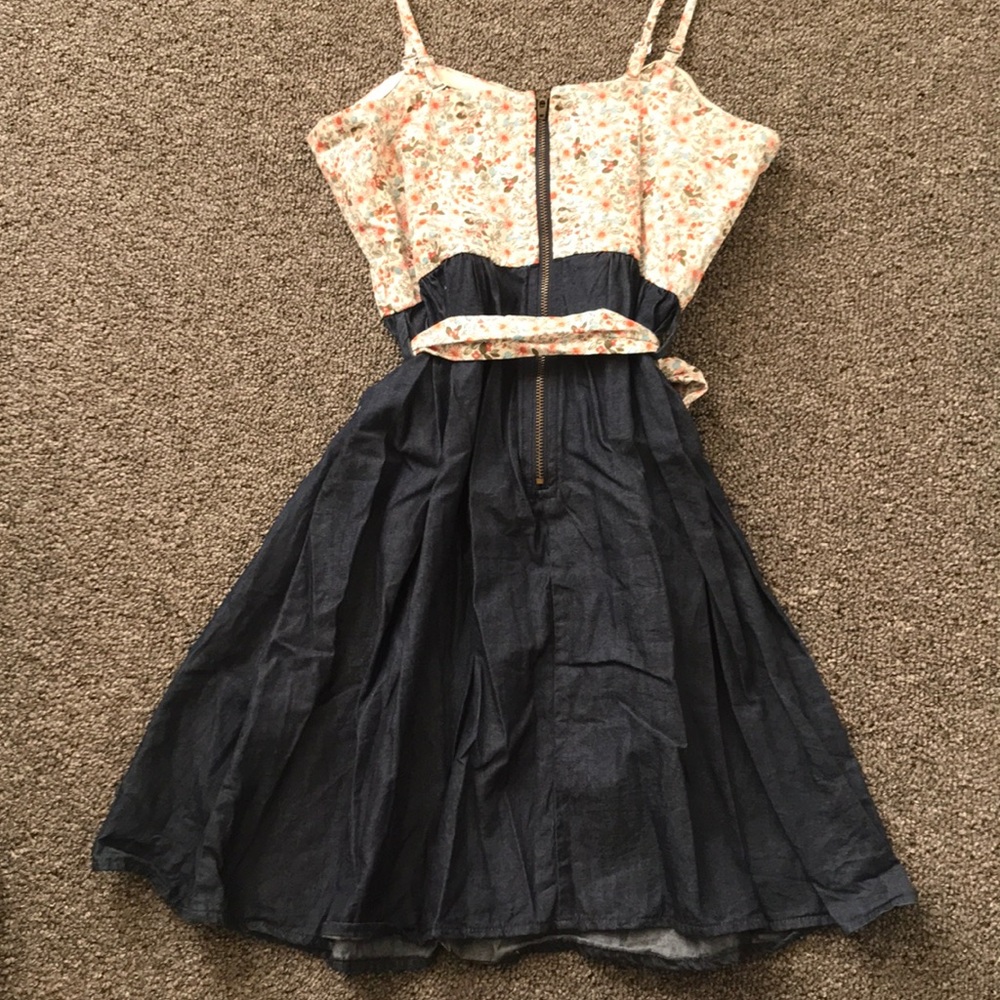 Dress - Picture 2 of 4