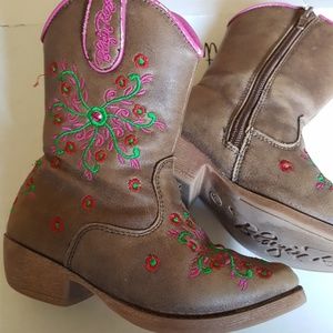 Girl brown cowboy boots 👢