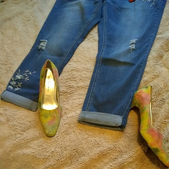 SOLD 🎉"ZANADI" Authentic Woman's Jeans! - Picture 2 of 6