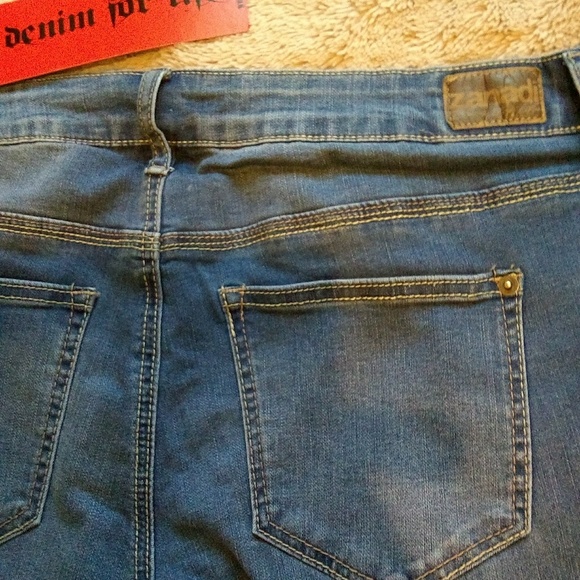SOLD 🎉"ZANADI" Authentic Woman's Jeans! - Picture 5 of 6