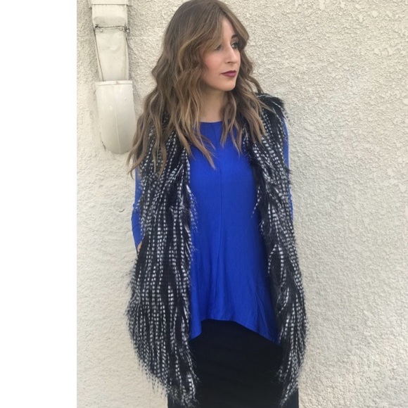 SALE !! FAUX FUR VEST - Picture 2 of 6
