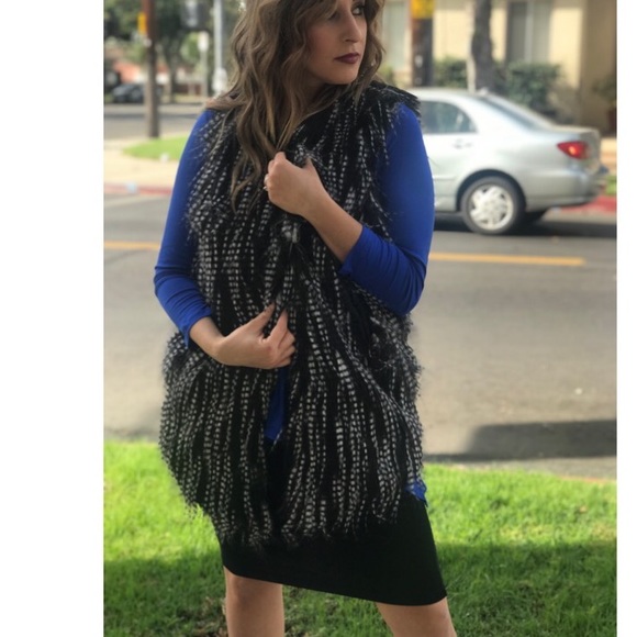 SALE !! FAUX FUR VEST - Picture 4 of 6