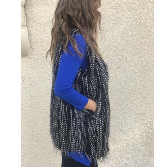 SALE !! FAUX FUR VEST - Picture 5 of 6