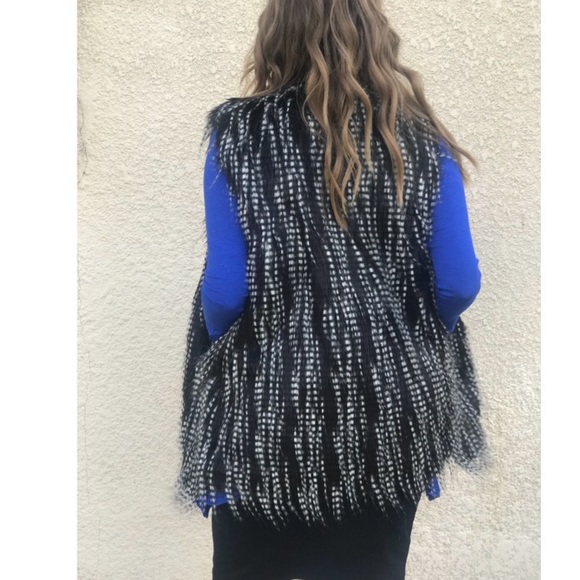 SALE !! FAUX FUR VEST - Picture 6 of 6