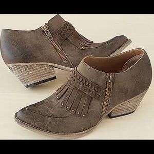 Venny Kilt Bootie by Very Volatile NWOT