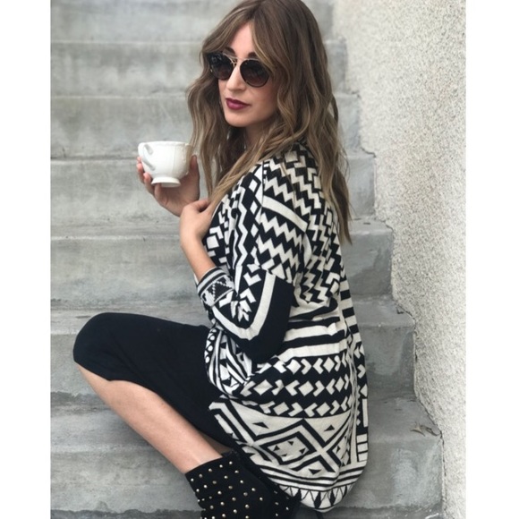 Sweaters - SALE ❗️CARDIGAN SWEATER PRINT