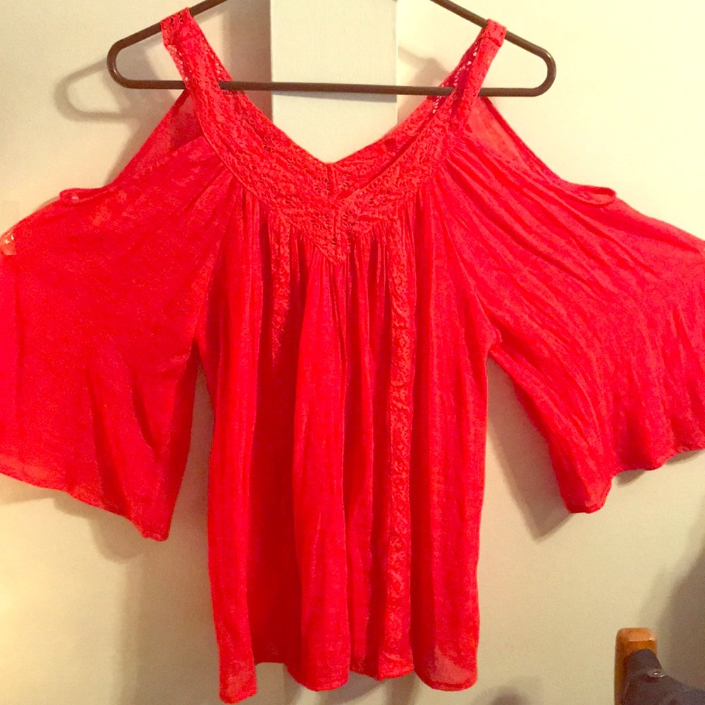 Very cute cut out shoulder blouse.