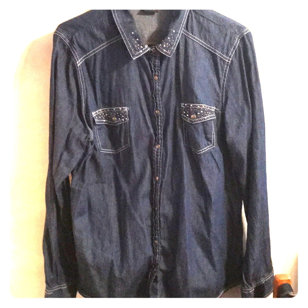 Long sleeved denim top.