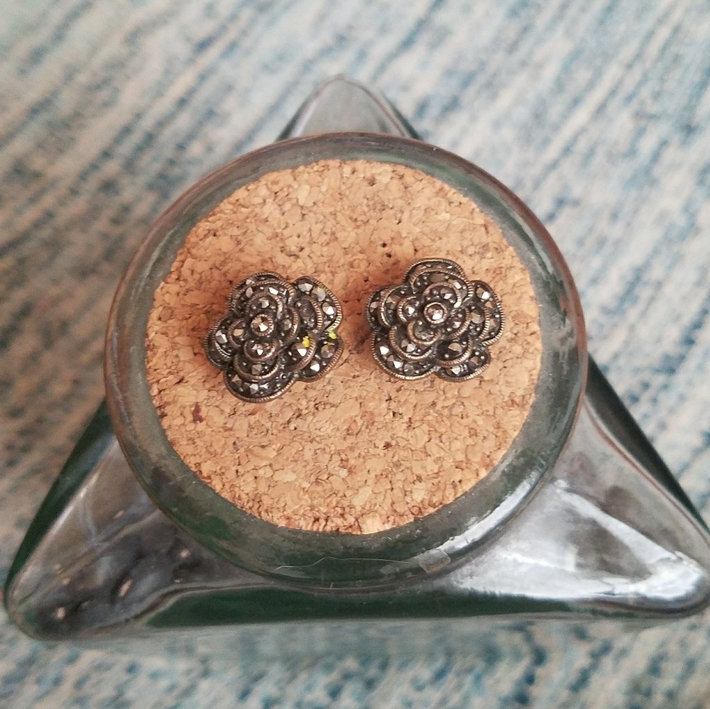 Sparkly gunmetal rose studs