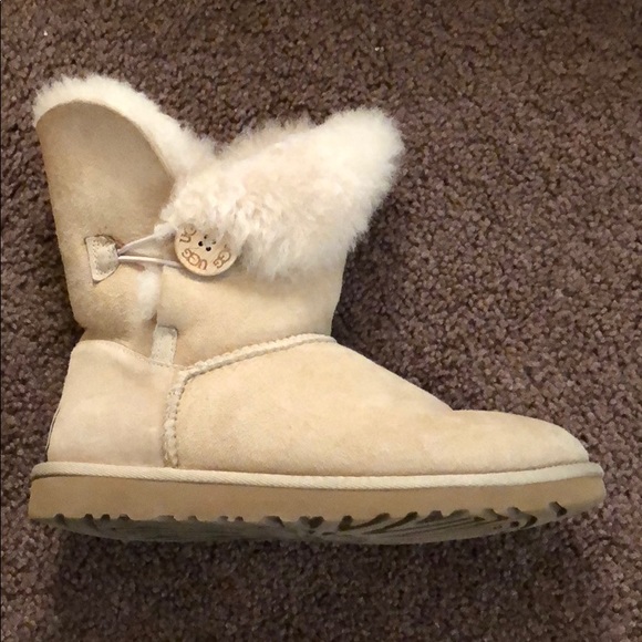 Bailey button Uggs - Picture 1 of 3