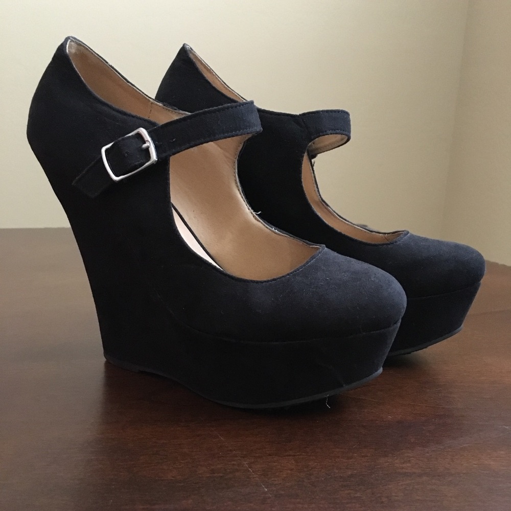 Black wedges
