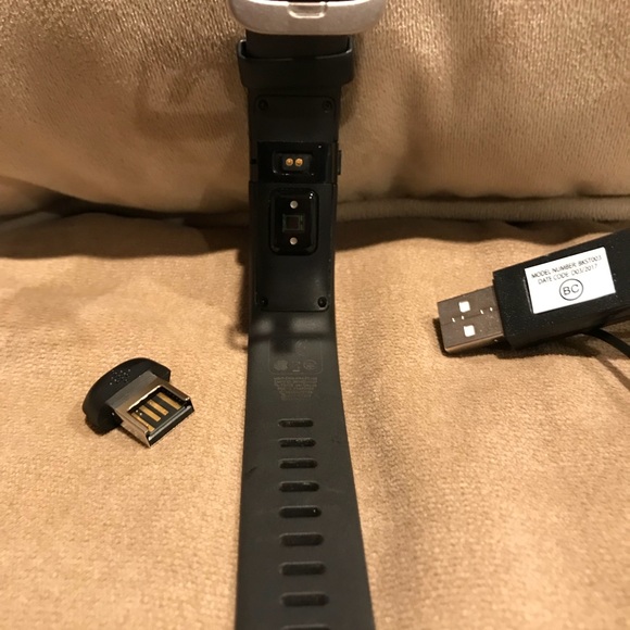 Fitbit Charge HR - New - Picture 3 of 4