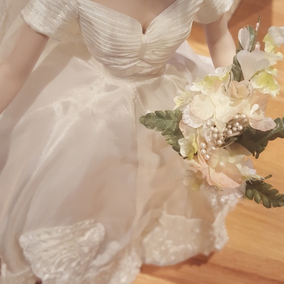 Collectible Jacqueline Kennedy wedding doll - Picture 5 of 7