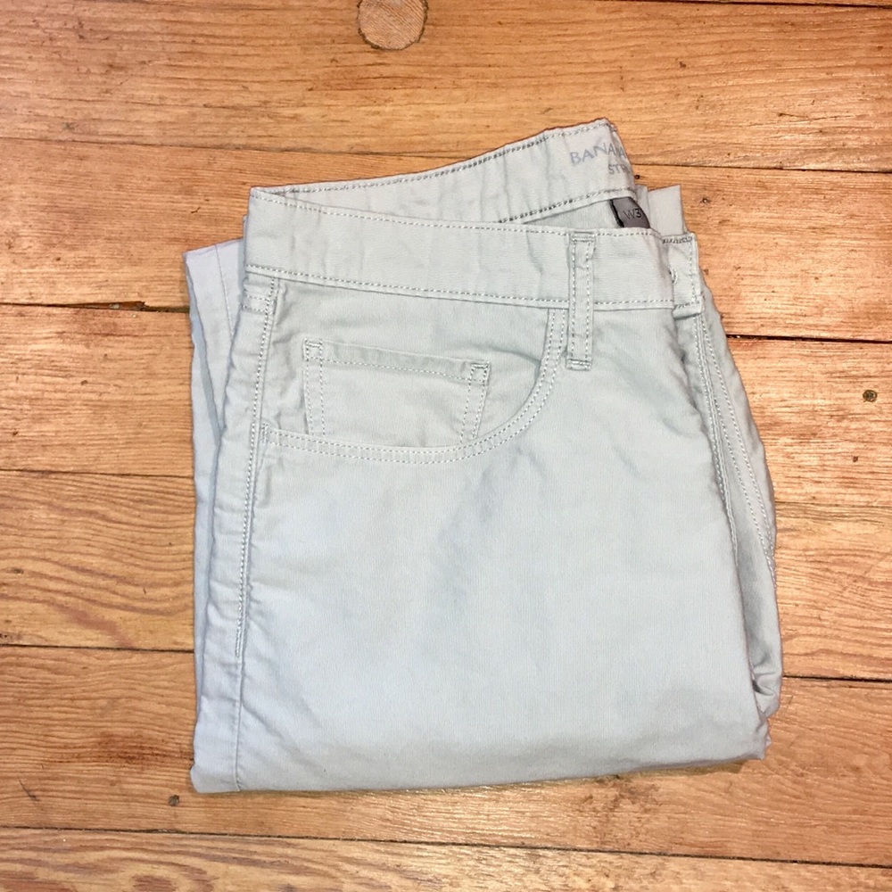 BANANA REPUBLIC straight fit khakis!!