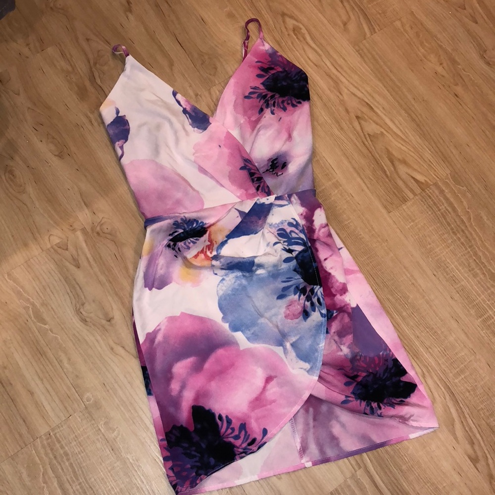Light weight floral v-neck dress BNWT
