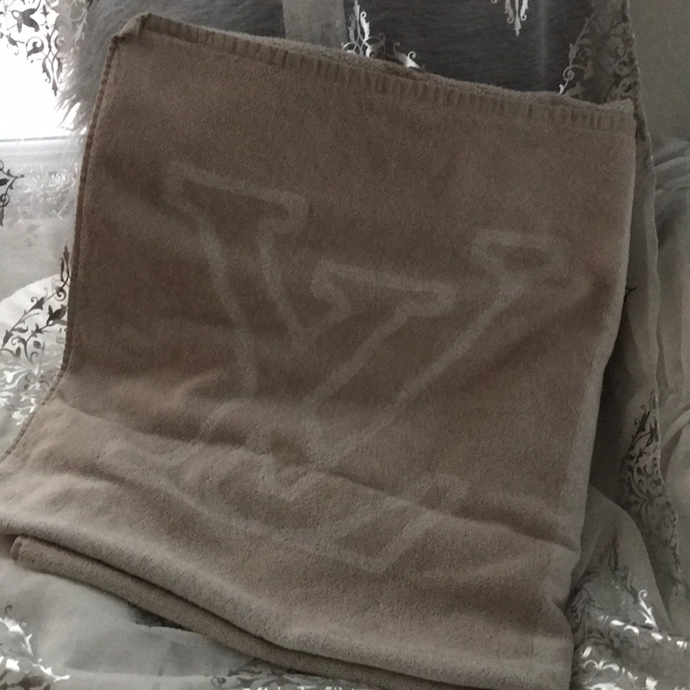 🚫Reserved🚫 for b4n4r14duh LV Towel & watch boxes
